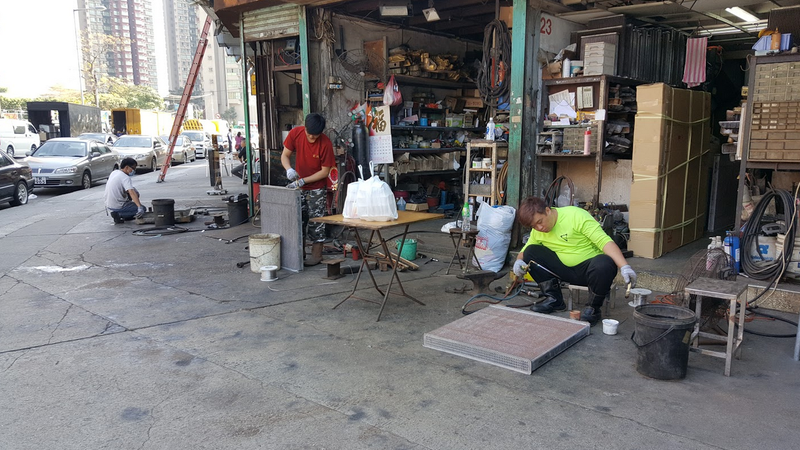 Illustration for article titled The Most Dedicated Mechanics In The World Wrench On The Streets Of Hong Kong
